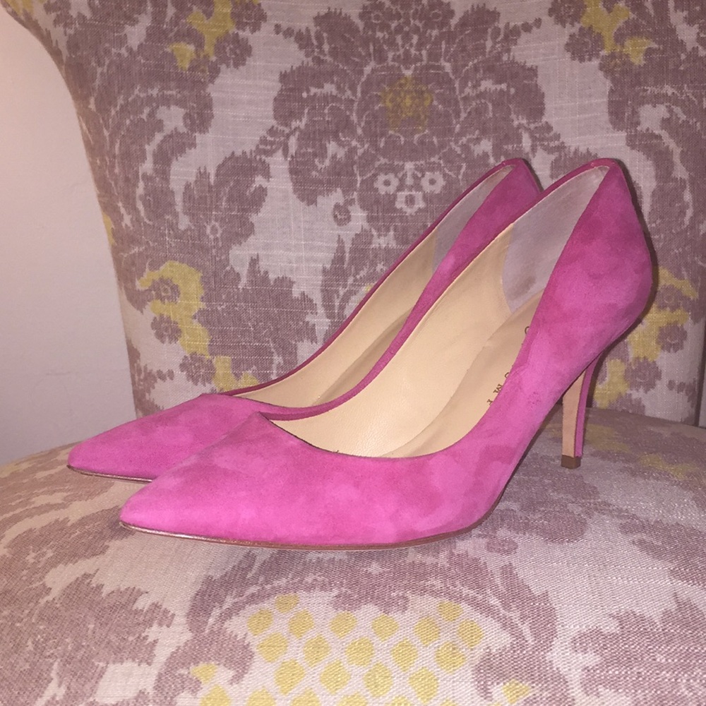 Pink suede kitten heel pumps 👠